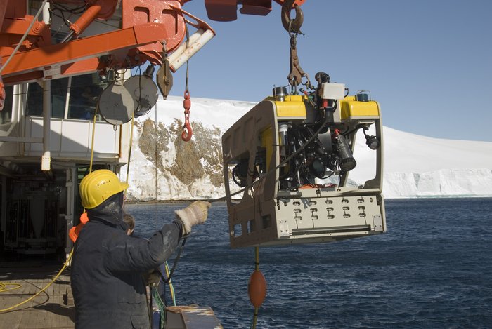 Unterwasserfahrzeug zurück an Bord Foto. Ein Unterwasserfahrzeug hängt an einem Kran der Polarstern.