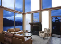 Der Raum mit vielen Fenstern zeigt ein mögliches Einsatzgebiet von OLEDs. Da die OLED-Folien prinzipiell durchsichtig sind, ist es möglich, sie auf Fenster anzubringen, sodass sie tagsüber das Sonnenlicht wie ein normales Fenster durchlassen. Nachts kann man sie dann anschalten und erhält eine flächige Beleuchtung des Raumes. 
