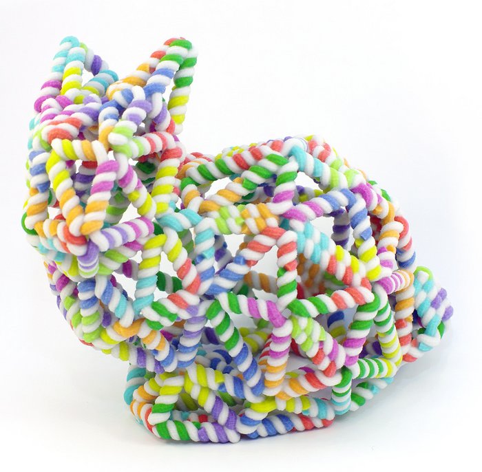 Origami-Hasenmodell Bunte Stränge, die ineinander verdreht sind und grob die Form eines Hasen annehmen.