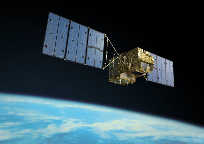 Der japanische Satellit GOSAT auf seinem Orbit um die Erde Ein Satellit mit zwei großen Solarsegeln fliegt um die Erde. Die Erde ist aus Sicht des Weltalls sichtbar.