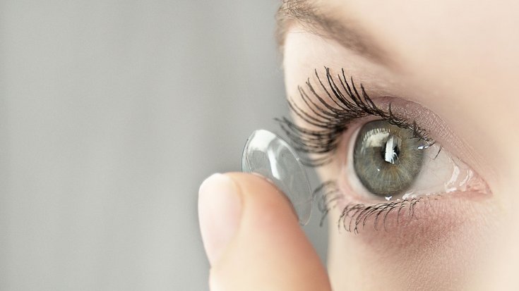 Kontaktlinse | Bildquelle: Daniil Dubov/iStock An einem Finger klebt eine transparente Plastikschale – eine Kontaktlinse, die in ein Auge eingesetzt wird.