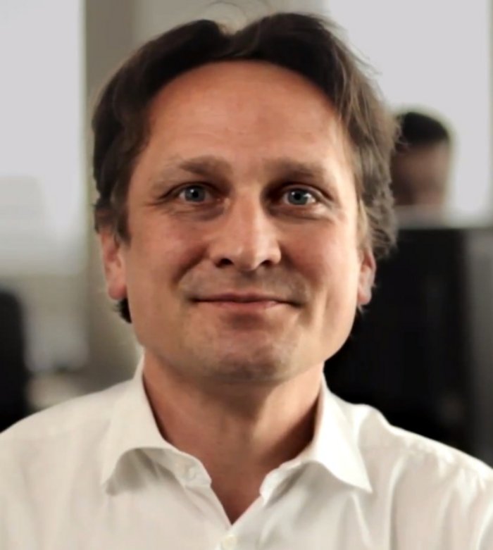 Hans Schäfers Porträt eines lächelnden jungen Mannes in einem weißen Hemd.