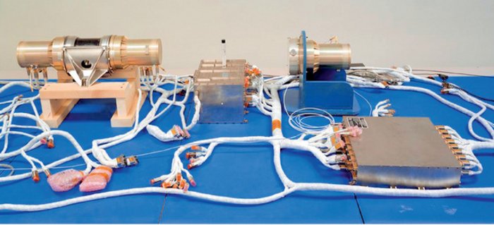 GBM-Detektoren bei Tests im Labor Einige verkabelte technische Bauteile auf einer blauen Ablagefläche.