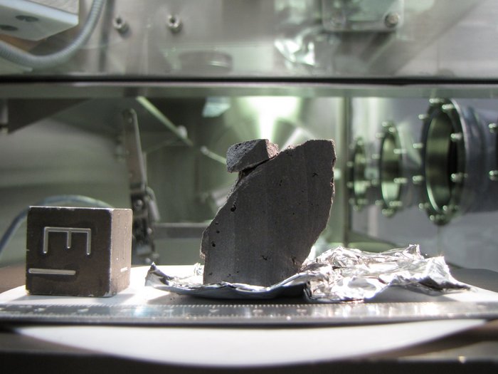 Mondprobe 10020,234 Anegschnittener Stein in einer Messapparatur