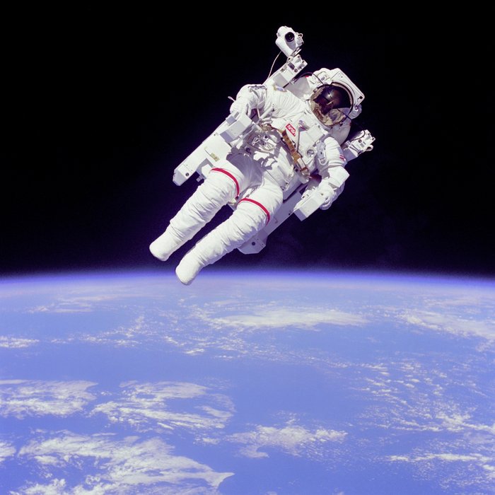 Ein Astronaut im weißen Raumanzug im All.