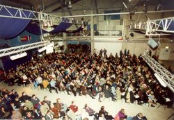 Foto des Publikums bei einer Veranstatlung in einer großen Halle.