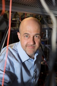 Gregor Weihs von der Universität Innsbruck untersucht verschränkte Photonen.