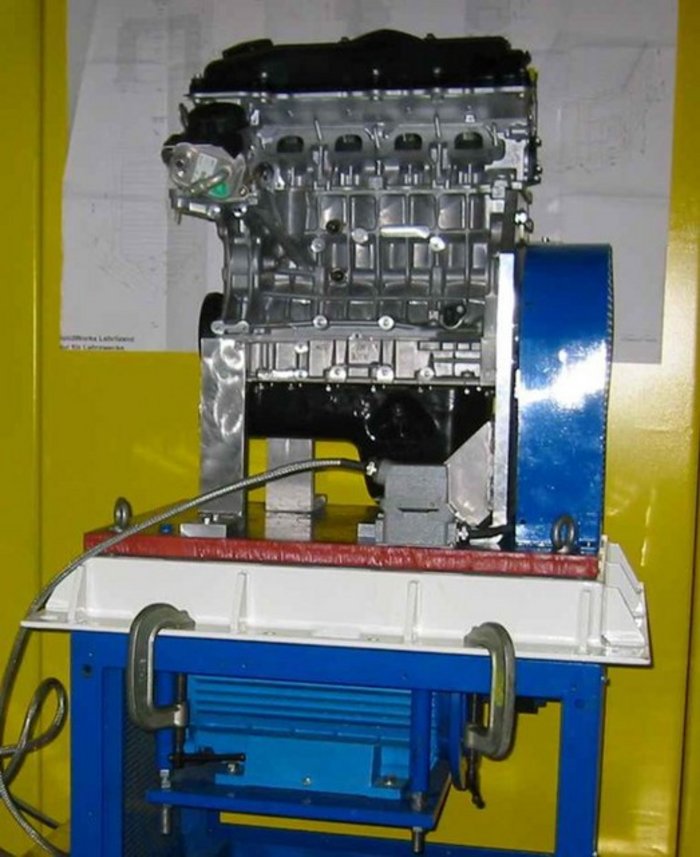 Foto des verwendeten Teststands Automotor, der auf einer Halterung befetsigt ist.