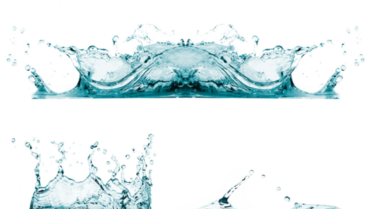 Türkisblaues Wasser fällt auf eine glatte, weiße Oberfläche und spritzt in alle Richtungen davon