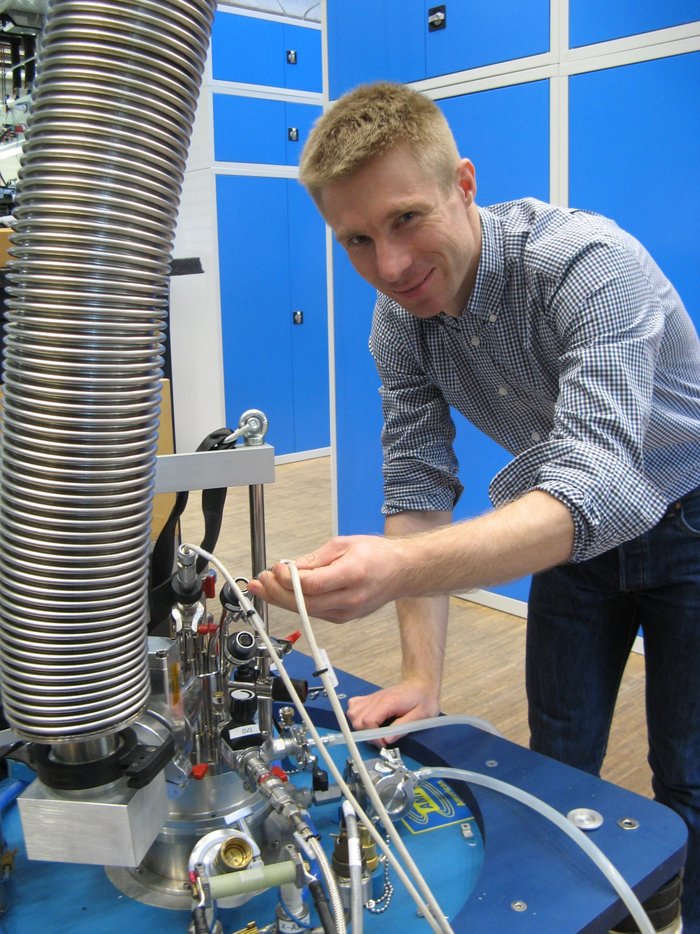 Alexander Steppke vom Max-Planck-Institut für chemische Physik fester Stoffe Porträtfoto des Wissenschaftlers im Labor