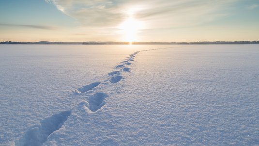 Schneedecke mit Fußstapfen