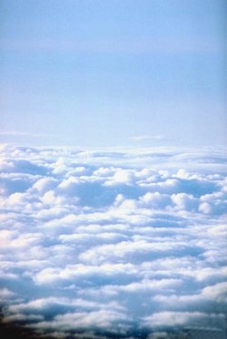 Über einer Wolkendecke ist blauer Himmel zu sehen.