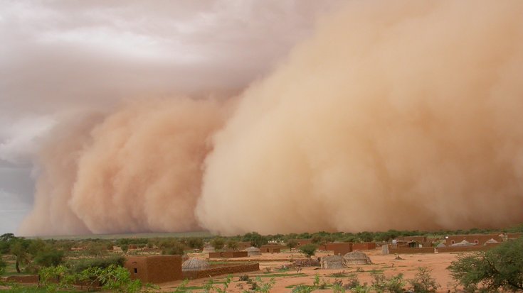 Sandsturm – Habub genannt – in Hombori im Saharastaat Mali. Bei Windgeschwindigkeiten von bis zu 80 Kilometern pro Stunde wird Sand fast 1000 Meter hoch aufgewirbelt.