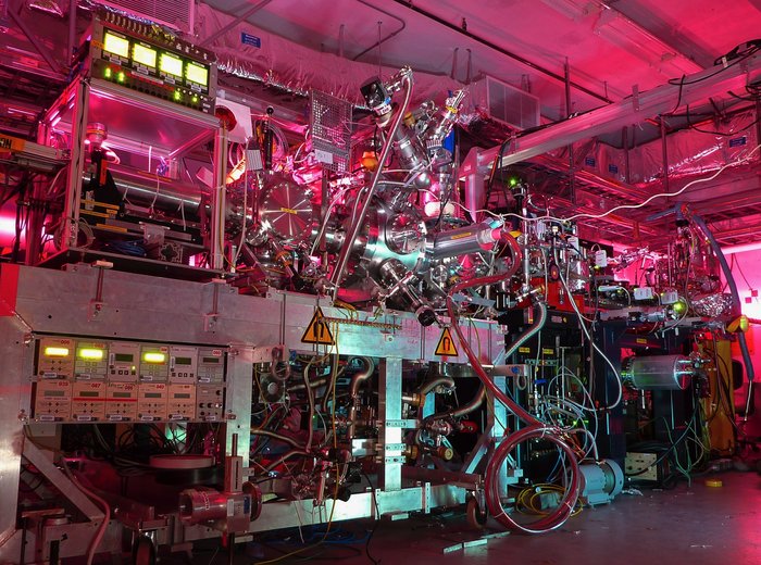 Ionenfalle am Röntgenlaser LCLS Das Bild zeigt eine große Maschine mit vielen Einzelteilen, die komplex zusammengesetzt sind.