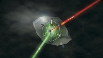 Kristall mit grünem und rotem Laserlicht
