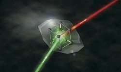 Grafik, ein grüner Lichtstrahl trifft auf einen Kristall, auf der anderen Seite tritt ein roter Strahl aus.