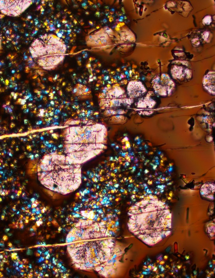 Mikroskopische Aufnahme des Experiments Vergrößernde Aufnahme von verschiedenfarbigen Kristallen