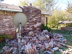 Foto. Ziegelsteine einer teilweise eingestürzten Hauswand.