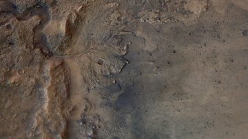 Luftaufnahme der Oberfläche des Mars, auf der eine Senke abgebildet ist