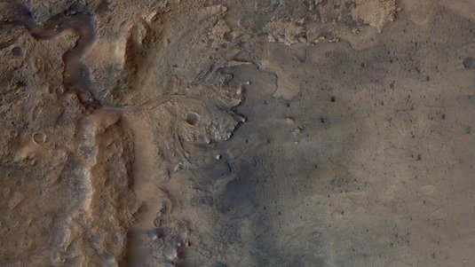 Luftaufnahme der Oberfläche des Mars, auf der eine Senke abgebildet ist