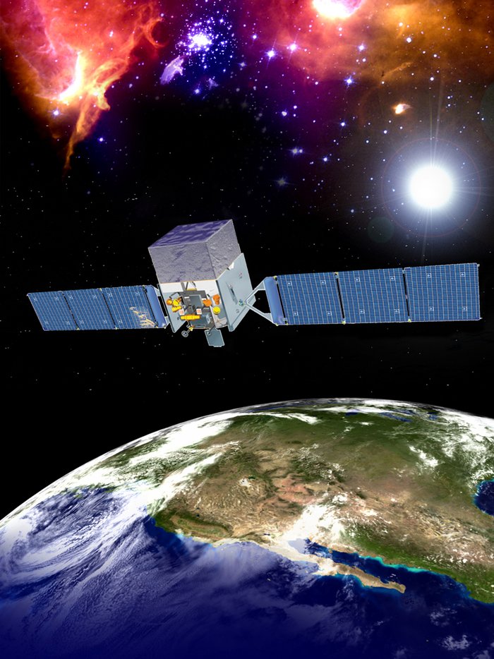 Weltraumteleskop Fermi Vor dem Hintergrund des dunklen Weltalls schwebt das Teleskop, das metallisch im Sonnenlicht glitzert. Das untere Drittel des Bildes wird von der Erde eingenommen, die sich deutlich hervorhebt.