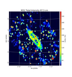 Auf der Aufnahme der Andromedagalaxie im Radiobereich des elektromagnetischen Spektrums ist in der Mitte des Bildes ein heller, abgeflachter Ring zu sehen. Dieser kennzeichnet das kosmische Magnetfeld der Galaxie.