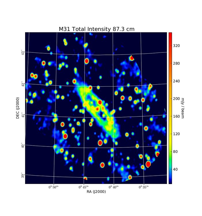Magnetfeld der Andromedagalaxie M31 Auf der Aufnahme der Andromedagalaxie im Radiobereich des elektromagnetischen Spektrums ist in der Mitte des Bildes ein heller, abgeflachter Ring zu sehen. Dieser kennzeichnet das kosmische Magnetfeld der Galaxie.