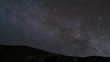 Das Bild zeigt den Nachthimmel mit vielen Sternen.