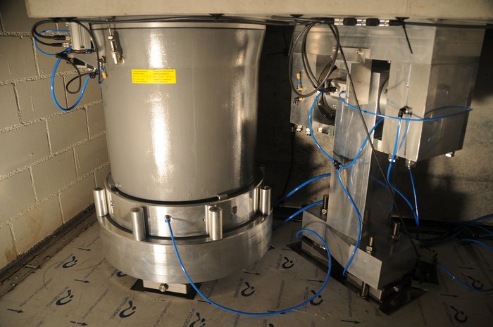 Diese Dämpfer gleichen Erschütterungen aus Dämpfer in Form eines etwa ein Meter hohen und 50 Zentimeter breiten Zylinders.