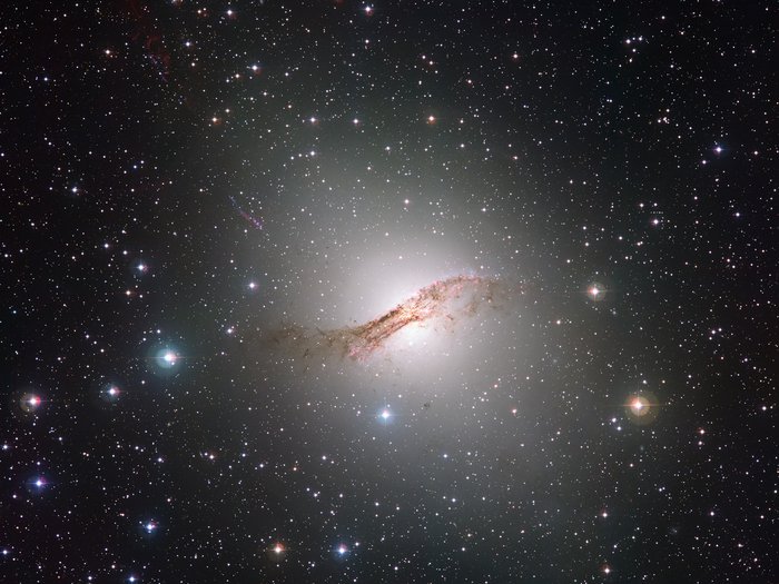 Die Galaxie Centaurus A hat einen aktiven galaktischen Kern und ist vor allem im Radiobereich des elektromagnetischen Spektrums gut zu beobachten. Daher zählt sich auch zu den sogenannten Radiogalaxien, einer Untergruppe der AGNs. Sie befindet sich relativ nahe zum Milchstraßensystem: Mit einer Entfernung von rund 12 Millionen Lichtjahren ist Centaurus A Teil der Lokalen Gruppe, unserer kosmischen Nachbarschaft.