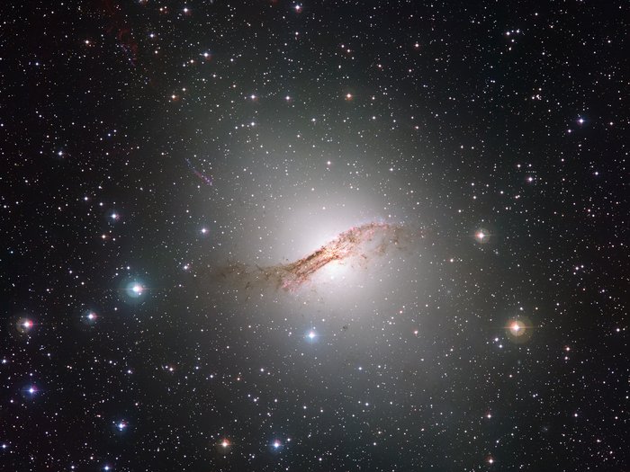 Radiogalaxie Centaurus A Die Galaxie Centaurus A hat einen aktiven galaktischen Kern und ist vor allem im Radiobereich des elektromagnetischen Spektrums gut zu beobachten. Daher zählt sich auch zu den sogenannten Radiogalaxien, einer Untergruppe der AGNs. Sie befindet sich relativ nahe zum Milchstraßensystem: Mit einer Entfernung von rund 12 Millionen Lichtjahren ist Centaurus A Teil der Lokalen Gruppe, unserer kosmischen Nachbarschaft.