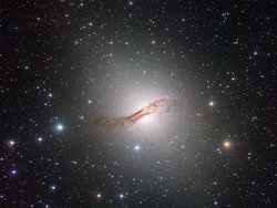 Die Galaxie Centaurus A hat einen aktiven galaktischen Kern und ist vor allem im Radiobereich des elektromagnetischen Spektrums gut zu beobachten. Daher zählt sich auch zu den sogenannten Radiogalaxien, einer Untergruppe der AGNs. Sie befindet sich relativ nahe zum Milchstraßensystem: Mit einer Entfernung von rund 12 Millionen Lichtjahren ist Centaurus A Teil der Lokalen Gruppe, unserer kosmischen Nachbarschaft.
