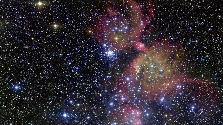 LHA 120-N55, Bildquelle: ESO; Lizenz: gemäß den Bedingungen der Quelle Helle nebelartige Struktur mit leuchtenden Punkten vor dunklem Hintergrund.