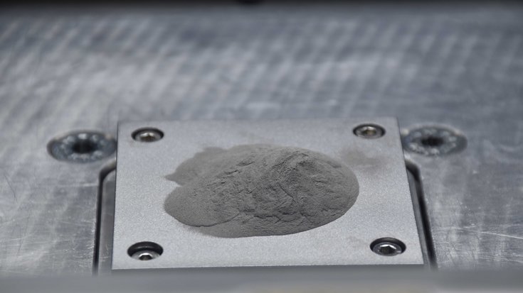 Metallpulver mit zugesetzten Nanopartikeln, Bildquelle: B. Ferguson; Lizenz: gemäß den Bedingungen der Quelle Sehr feines grau-metallisches Pulver