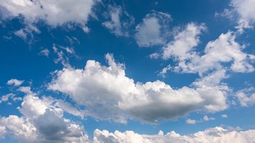 Blauer Himmel mit vielen weißen Wolken