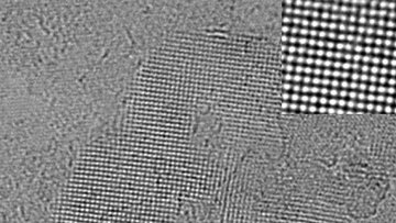 Elektronenmikroskopaufnahme einer quadratischen Schneeflocke in grau Tönen