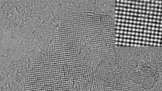 Elektronenmikroskopaufnahme einer quadratischen Schneeflocke in grau Tönen
