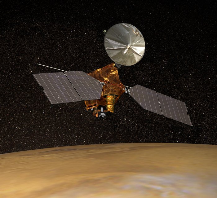 Mars Reconnaissance Orbiter Raumsonde fliegt oberhalb von Planetenoberfläche