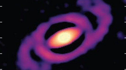 Helles Objekt, umgeben von einer Ellipse, von der symmetrisch zwei Spiralarme ausgehen.