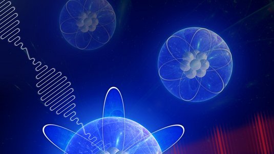 Das Bild zeigt verschiedene Atome, dargestellt mit einem Atomkern um den Elektronen zirkulieren. Auf das Atom wird Laserlicht, wellenförmig dargestellt, eingestrahlt.