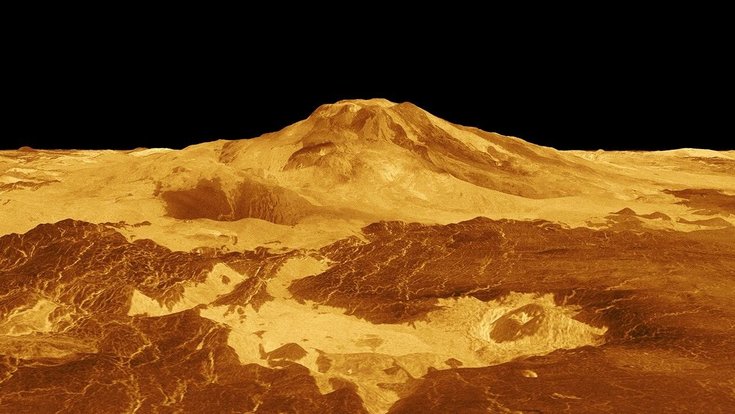 Die Aufnahme zeigt einen Berg auf der Oberfläche der Venus.