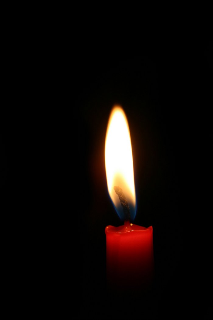 Kerzenflamme Tropfenförmige Kerzenflamme, in der sich die verschiedenen Zonen ausmachen lassen.