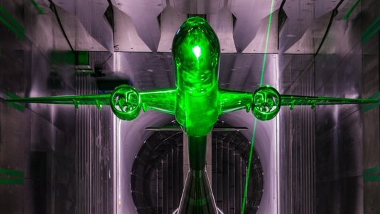 Grün beleuchtetes Flugzeugmodell, das in der Luft hängt