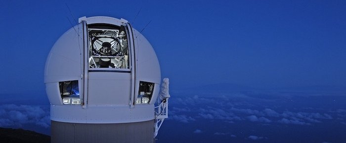 Durch einen Spalt in der geöffneten Kuppel blickt das Spiegelteleskop Pan-STARRS zum Himmel.