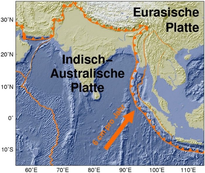 Karte der Region des Indischen Ozeans mit tektonischen Plattengrenzen. Ein Pfeil signalisiert, dass sich die Indisch-Australische Platte mit 6 Zentimetern pro Jahr Richtung Eurasische Platte schiebt.