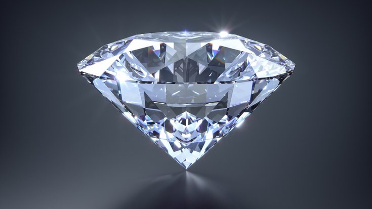Glänzender Diamant vor dunklem Hintergrund