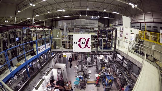 Blick in eine Halle mit verschiedenen technischen Geräten und Instrumenten