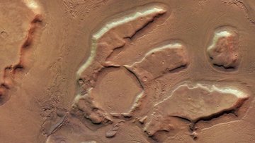 Satellitenaufnahme der Marsoberfläche: Aus einer rotbraunen Oberfläche ragen abgeflachte Hochplateaus hervor