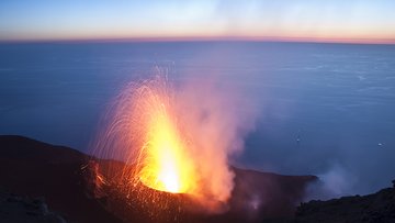 Vulkan sprüht Lava am Meer