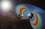 Zwei Raumsonden auf einer Bahn durch den farblich hervorgehobene Strahlungsgürtel um die Erde, im Hintergrund die Sonne.